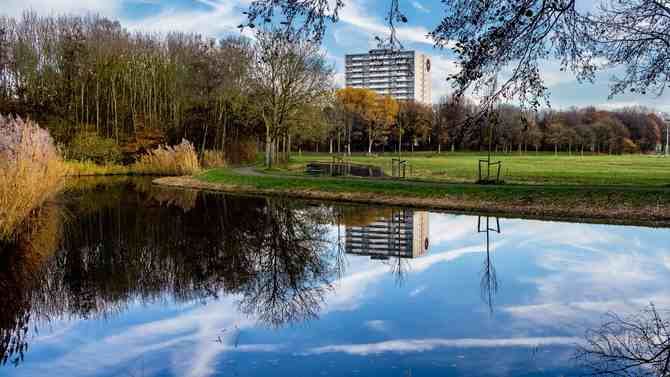 España no cuenta con un mercado único del agua, sino con un sistema fragmentado en más de 2.500 redes locales, con estructuras tarifarias dispares y una gobernanza atomizada que dificulta la inversión y la eficiencia.