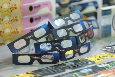 OCU ha advertido, además, que 'las gafas de sol convencionales, las radiografías, los cristales ahumados, los discos compactos o cualquier otro método casero no ofrecen una protección segura frente a la radiación solar'.