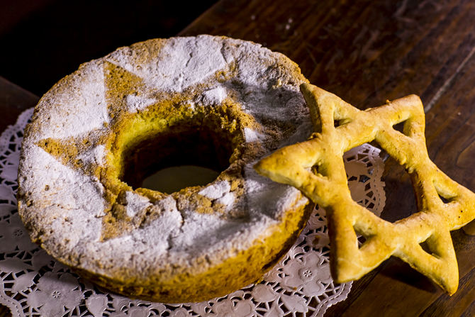 La Red de Juderías de España nos propone un viaje por los sentidos, realizando en casa sencillos y sabrosos postres sefardíes, que recuperan los sabores de la gastronomía más tradicional.