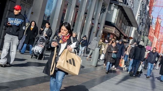 Madrid cuenta con 3.527.924 personas empadronadas, una población que duplica la de Barcelona, la siguiente ciudad más poblada, y cuadriplica la de Valencia, en tercer lugar.