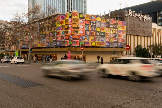 'Transmigración de almas', una obra cargada de color y energía, es la creación del artista que cubre las fachadas del edificio de El Corte Inglés de Serrano.