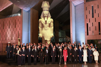 Su Majestad el Rey, que ha viajado a Egipto acompañado por la vicepresidenta segunda del Gobierno y ministra de Trabajo y Economía Social, Yolanda Díaz. Su Majestad el Rey junto al Presidente Abdelfatah El-Sisi y demás jefes de Estado y de Gobierno han recorrido el Museo comenzando con una fotografía de grupo frente al coloso de Ramsés II de 12 metros de altura y una antigüedad de 3.200 años, para a continuación, visitar el vestíbulo principal, la escalinata y la sala de Tutankamón.