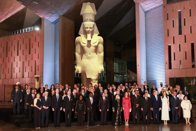 Su Majestad el Rey, que ha viajado a Egipto acompañado por la vicepresidenta segunda del Gobierno y ministra de Trabajo y Economía Social, Yolanda Díaz. Su Majestad el Rey junto al Presidente Abdelfatah El-Sisi y demás jefes de Estado y de Gobierno han recorrido el Museo comenzando con una fotografía de grupo frente al coloso de Ramsés II de 12 metros de altura y una antigüedad de 3.200 años, para a continuación, visitar el vestíbulo principal, la escalinata y la sala de Tutankamón.