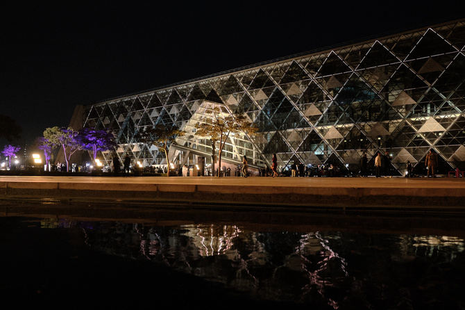 El edificio del Museo tiene una gran escalinata de sarcófagos y esculturas alineadas que llevan a un inmenso ventanal con una vista privilegiada de Guiza. El enorme complejo albergará 100.000 piezas, un almacén de antigüedades y un laboratorio de restauración. Sus grandes salas de techos altos y galerías con mucha luz natural están diseñadas de forma que el turista sienta que está entrando en un yacimiento arqueológico.
