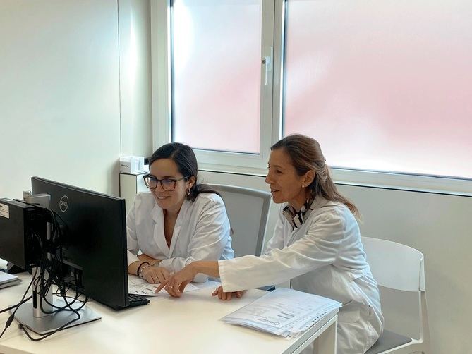 El nuevo servicio está dirigido por las doctoras Almudena Delgado y M.ª Carmen García Avilés (en la imaggen), ambas miembros del Comité de Alergia a Medicamentos de la Sociedad Española de Alergología e Inmunología Clínica (SEIAC).