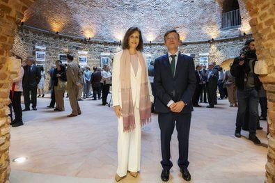 El concejal delegado de Limpieza y Zonas Verdes, José Antonio Martínez Páramo, junto con la princesa Esmeralda de Bélgica, ha inaugurado la exposición fotográfica.