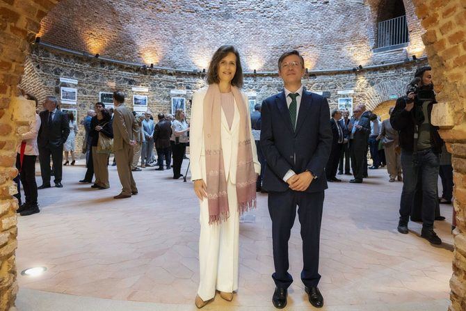 El concejal delegado de Limpieza y Zonas Verdes, José Antonio Martínez Páramo, junto con la princesa Esmeralda de Bélgica, ha inaugurado la exposición fotográfica.