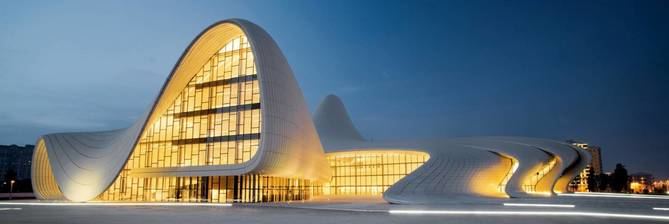 Desde sedes olímpicas hasta un aeropuerto de fama mundial, esta monografía reúne la obra completa de la primera mujer que ganó el premio Pritzker y una de las arquitectas más destacadas del siglo XXI: Zaha Hadid. 