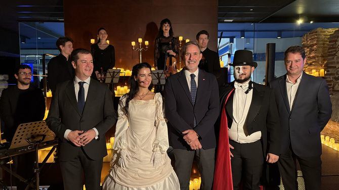 Coincidiendo con su centenario, la estacion de Opera se convierte en un escenario provisional en el que se representara el tema principal de la obra de Andrew Lloyd Webber.