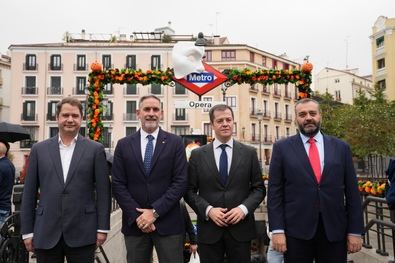 El viceconsejero de Vivienda, Transportes e Infraestructuras, Jose Maria Garcia, y el de Cultura, Turismo y Deporte, Luis Fernando Martin, han asistido a la primera funcion de este espectaculo, que se desarrolla hasta el domingo 2 de noviembre en este emblematico enclave del distrito de Centro.