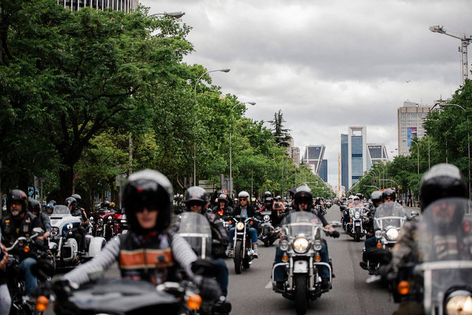 Del 10 al 12 de mayo, las Harley-Davidson toman las calles de Madrid, con muy buen ambiente y el 'rock&roll' más cañero como banda sonora. Esta concentración 'motera' lleva celebrándose ya dos décadas. 