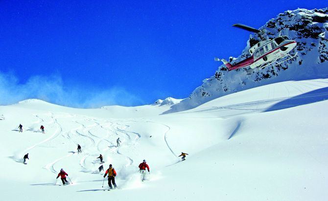 El helicóptero ofrece una gran libertad y permite llegar a los lugares con las mejores condiciones de nieve, tanto desde el punto de vista del esquí como de la seguridad.