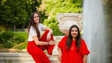 Beatriz Blanco y Natalia Martín son los nombres detrás de las Hermanas Greemwood. Este dúo literario, que asegurá que las historias clásicas y la mitología son sus grandes influencias, acaba de presentar su último libro, 'La Tierra de los Dorados' (Planeta).