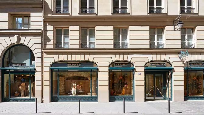 'La casa de los artesanos' nos adentra en la gran mansión parisina del número 24 del Faubourg Saint-Honoré, para narrar la historia jamás contada de una firma mítica y de una familia revolucionaria, que cuenta ya con más de seis generaciones.