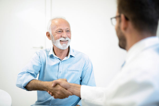 La terapia con testosterona (TRT) debe basarse en diagnósticos clínicos sólidos. Sus beneficios varían y conlleva riesgos, por lo que la decisión debe ser compartida entre médico y paciente.