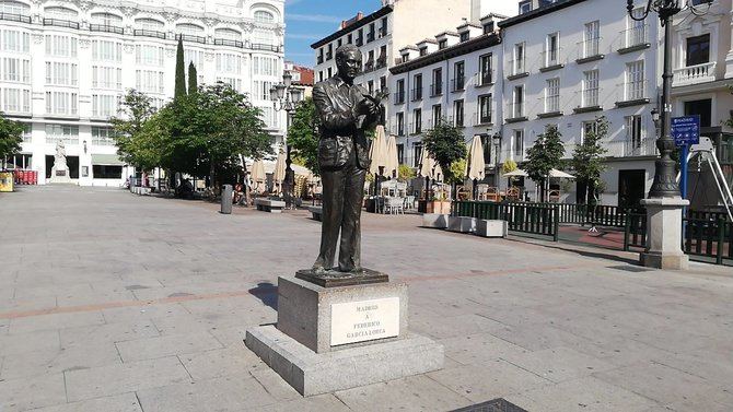 Entre otros recuerdos de su presencia en la capital, destaca la estatua de Lorca en la plaza de Santa Ana, frente al Teatro Español, uno de los principales homenajes públicos al poeta en Madrid.