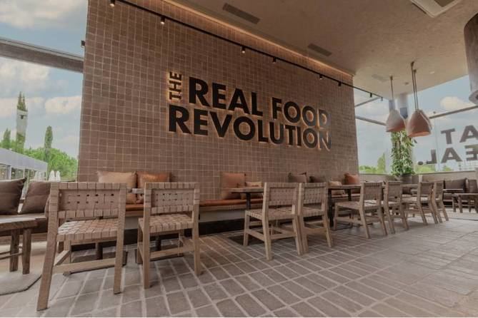 Con 611 metros cuadrados de superficie total (453 de interior y 158 de terraza) y capacidad para 205 personas, este es uno de los restaurantes más amplios hasta la fecha de la empresa.