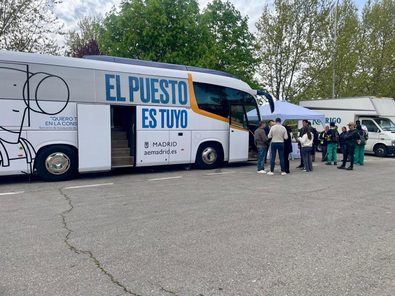 El concejal de Hortaleza, David Pérez, ha visitado esta mañana el 'Bus del Empleo' durante su segunda parada en el distrito.