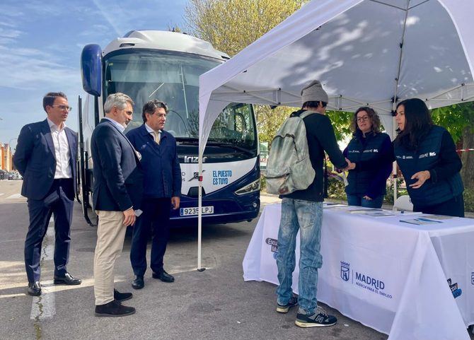 Tras el éxito alcanzado en anteriores ediciones, esta oficina móvil de la Agencia para el Empleo municipal vuelve a recorrer la ciudad hasta finales de julio, realizando más de 70 paradas en su ruta.