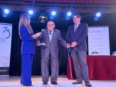 El distrito cuenta con un 19 % de personas mayores de 65 años para las que desarrolla una política de atención específica orientada a promover su bienestar, autonomía y calidad de vida.