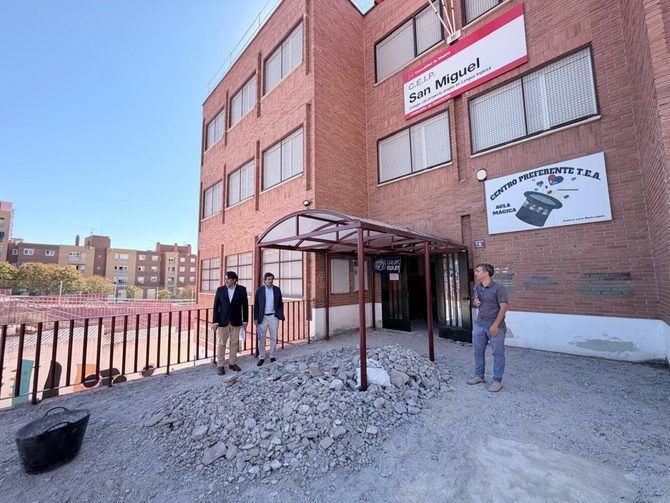El concejal de Hortaleza, David Pérez, ha visitado en Colegio de Educación Infantil y Primaria San Miguel donde se están llevando obras de reparación y conservación integral de diversos elementos en sus instalaciones por importe de 158.000 euros.