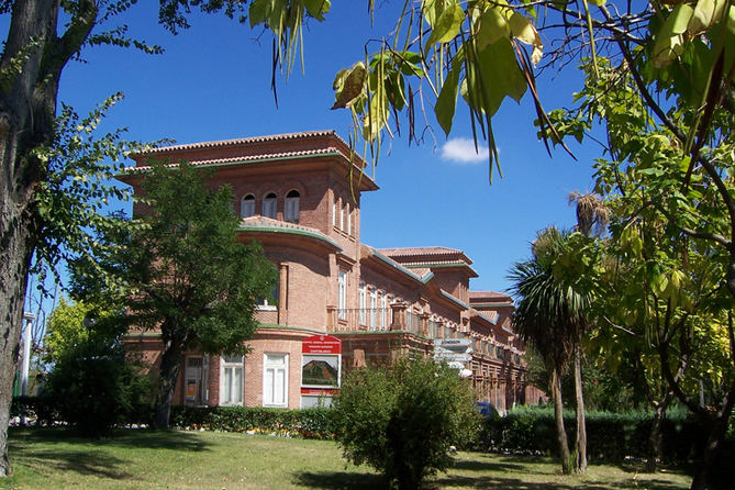 La iniciativa surge ante la ausencia de una conexión directa entre estos barrios y equipamientos clave, como el IES San Fernando –único centro público no bilingüe adscrito a los colegios públicos del distrito–, el IES Ciudad Escolar, la Universidad Autónoma de Madrid (UAM) o el Hospital de Cantoblanco.