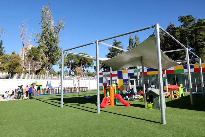 La apertura de centros escolares de educación infantil gratuito, como el que se acaba de inaugurar, con seis aulas de cero a tres años y capacidad para 84 niños, es clave en el fomento de la conciliación del personal civil y militar de Defensa.