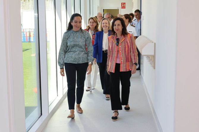 La titular de Defensa ha compartido impresiones con el equipo directivo y docente, el personal sanitario y algunas familias usuarias de este centro ubicado en el mismo recinto del Hospital Gómez Ulla.