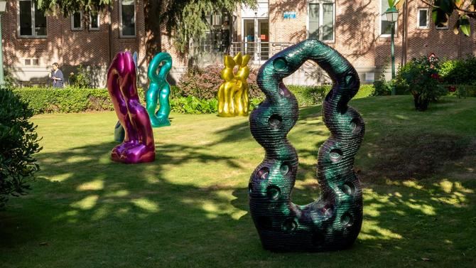 El Hospital Universitario Cruz Roja, centro sanitario público de la Comunidad de Madrid, acoge una nueva exposición de escultura al aire libre, titulada 'Fuegos fatuos'.