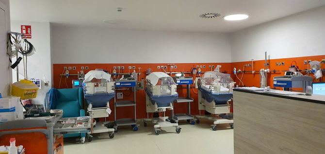 El proyecto 'Como en Casa' desarrollado en la Unidad de Cuidados Intensivos Neonatales del Hospital Universitario 12 de Octubre ha conseguido crear espacios adecuados y confortables a pesar de estar ingresados en un área de cuidados intensivos.