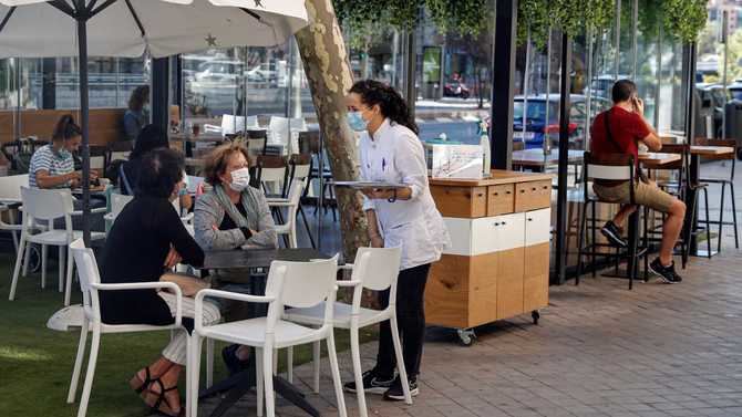 El objetivo de la iniciativa es animar la actividad de los negocios hosteleros, y para ello, entre otras iniciativas, se ha creado un movimiento digital de apoyo a través de un símbolo tan característico como la recreación de un corazón a través de las propias manos, un gesto que busca visibilizar y poner en valor la labor del sector.