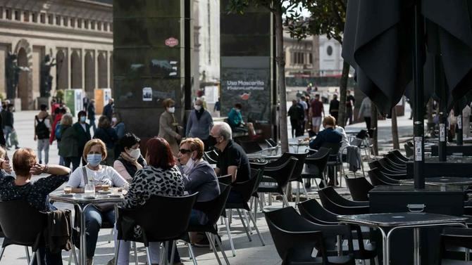 Bajo el hashtag #EnMadridSeCenaDesdeLas8, cocineros y empresarios madrileños invitan a los clientes a acudir a cenar a partir de las ocho.