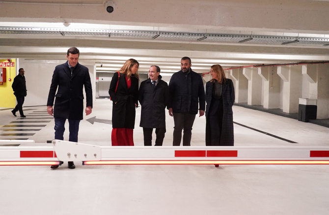 El delegado de Urbanismo, Medio Ambiente y Movilidad, Borja Carabante, ha visitado el aparcamiento de Santa Ana y ha anunciado que las 110 plazas destinadas a los vecinos en este subterráneo ya han sido asignadas