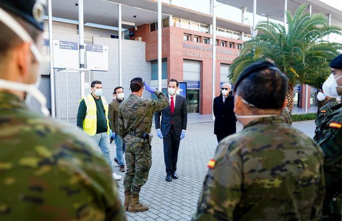 Instituciones como el Ejército y distintas empresas colaboran con la Comunidad de Madrid e IFEMA en cuestiones como la instalación de los tanques de oxígeno o donando la ropa de cama necesaria.