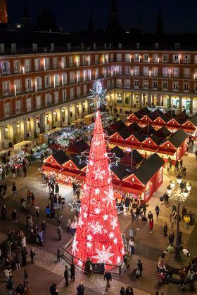 En 2024, destacan las luces diseñadas por niños que se presentaron al concurso escolar de dibujo que convocó el Ayuntamiento y, como siempre, las propuestas de diseñadores y especialistas de reconocido prestigio gracias al acuerdo con la Asociación Creadores de Moda de España (ACME).