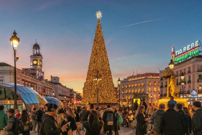 En estas fiestas, abetos luminosos y miles de luces de colores convierten la ciudad de Madrid en una auténtica postal navideña.