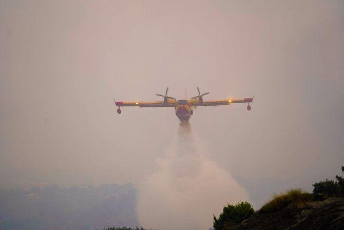 Se trata de un incendio de pasto y arbolado, que se ha dividido en tres sectores diferentes y que ha obligado a desalojar de manera preventiva varias viviendas diseminadas por la zona y en el que trabajan 28 medios de Bomberos de la Comunidad de Madrid, Brigadas Forestales, Agentes Forestales de la Comunidad de Madrid y Summa 112.