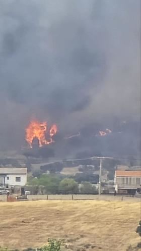 El primer aviso del fuego se ha recibido a las 16.55 horas y afecta las zonas del Camino de Valdeolivas-Salobral y los Camorchones, cercanas al vertedero, las vías del AVE y el túnel de San Pedro.