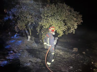 Se trata de un incendio de pasto y arbolado, que se ha dividido en tres sectores diferentes y que ha obligado a desalojar de manera preventiva varias viviendas diseminadas por la zona.