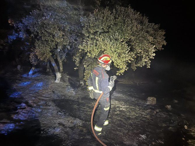 Se trata de un incendio de pasto y arbolado, que se ha dividido en tres sectores diferentes y que ha obligado a desalojar de manera preventiva varias viviendas diseminadas por la zona.