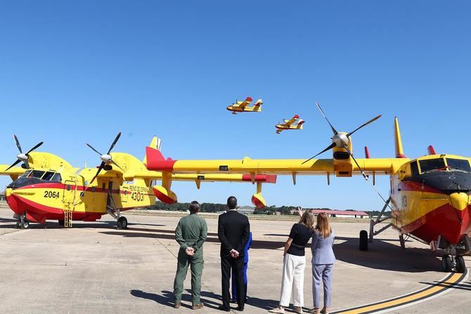 El Ministerio para la Transición Ecológica y el Reto Demográfico incorpora sus Brigadas de Refuerzo en Incendios Forestales (BRIF), la Unidad Móvil de Análisis y Planificación (UMAP), los Equipos de Prevención Integral de Incendios Forestales (EPRIF) y las Brigadas de Labores Preventivas (BLP), además de 56 medios aéreos: 31 helicópteros y 25 aviones e hidroaviones.