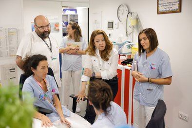 La consejera de Sanidad, Fátima Matute, ha visitado el Hospital Virgen de la Poveda y al Punto de Atención Continuada, ubicados en VillaDelPrado, donde ha podido agradecer a los profesionales su labor durante los incendios.