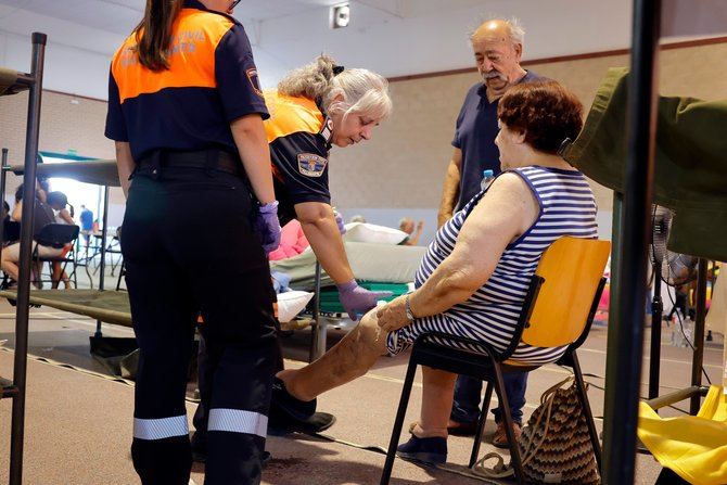 La Comunidad de Madrid ha superado las 2.000 atenciones sanitarias a ciudadanos evacuados a polideportivos de otros municipios o confinados en los propios por los incendios forestales de la región.