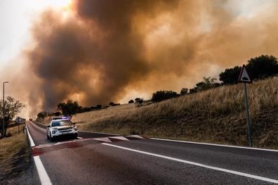 Los vecinos de Chapinería, Colmenar del Arroyo y Navas del Rey deberán abandonar dichas localidades para huir del gran incendio en la zona suroeste de la región madrileña.