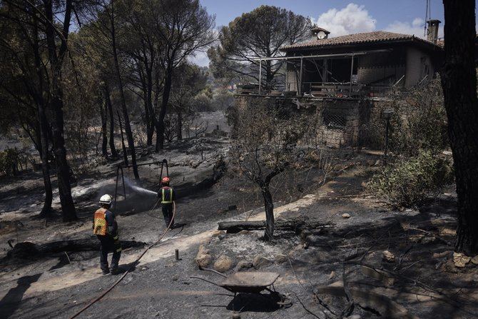 El consejero de Medio Ambiente, Agricultura e Interior de la Comunidad de Madrid, Carlos Novillo, ha informado de la unión de los tres incendios activos en la región en un solo frente que eleva el riesgo y dificulta la capacidad de extinción, obligando incluso a la evacuación de más localidades cercanas al siniestro.
