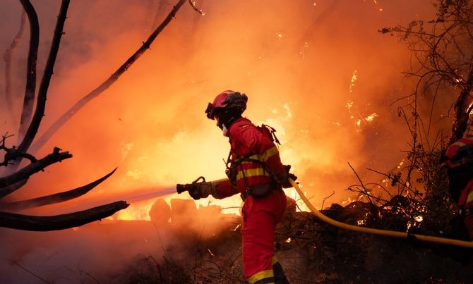 Hay 15 incendios activos en Castilla y León y seis, en Ourense. El fuego de la provincia de Ourense afecta ya a la provincia de Zamora.