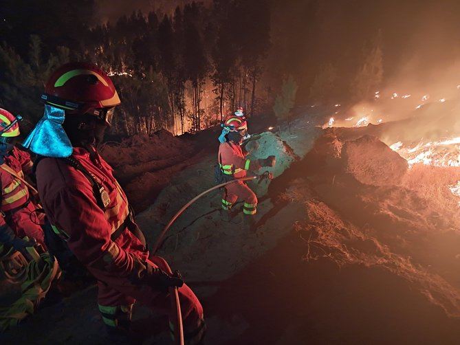 En Asturias, se sigue la situación del incendio de Cangas del Narcea, donde se ha sumado este miércoles la UME.