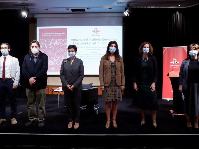 El director del Cervantes, Luis García Montero y la ministra de Asuntos Exteriores, Arancha González Laya, entre otros, durante la presentación este jueves en Madrid del Anuario 2020 'El español en el mundo' del Instituto, dedicado en esta ocasión a la relación entre lengua e identidad con análisis de investigadores, escritores y gestores del ámbito de la cultura española e hispanoamericana. 