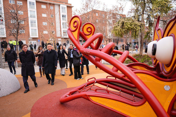 El proyecto recoge la identidad urbana china mediante nuevo mobiliario, arbolado, fuentes, pavimentos singulares y un parque infantil en forma de dragón.