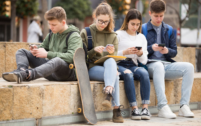 En un contexto en el que la prisa y la sobrecarga informativa marcan el ritmo diario, el speed-watching aparece como una respuesta adaptativa a la falta de tiempo.